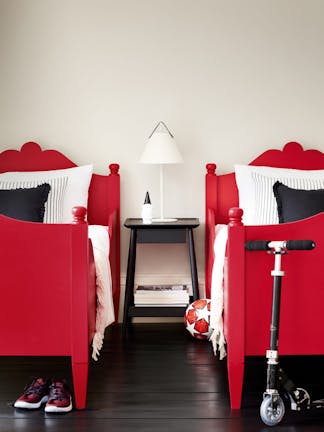 Walls: Slaked Lime – Deep, Emulsion Beds: Cape Red, Floor: Jack Black